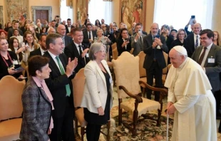 El Papa Francisco preside el encuentro en el Vaticano con miembros de la Asociación Europea de Padres (EPA). Crédito: Vatican Media