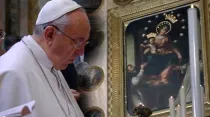 El Papa reza ante la imagen de Nuestra Señora del Rosario de Pompeya