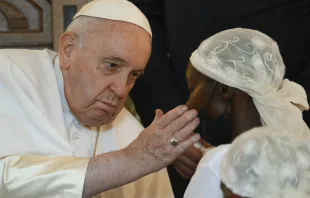 El Papa Francisco se reúne con víctimas de la violencia en Kinshasa, República Democrática del Congo, el 1 de febrero de 2023. Crédito: Vatican Media