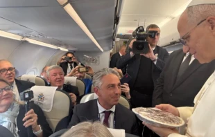 El Papa León XIV recibe un pastel de Acción de Gracias a bordo del vuelo papal a Turquía, el jueves 27 de noviembre de 2025 Crédito: Cortesía de Claudio Lavanga