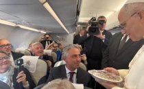 El Papa León XIV recibe un pastel de Acción de Gracias a bordo del vuelo papal a Turquía, el jueves 27 de noviembre de 2025