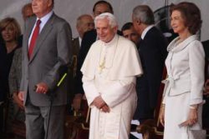 Benedicto XVI realiza visita de cortesía a Familia Real en Madrid