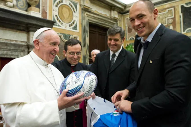 VIDEO: El Papa: Como en el rugby correr juntos hacia la meta de la vida