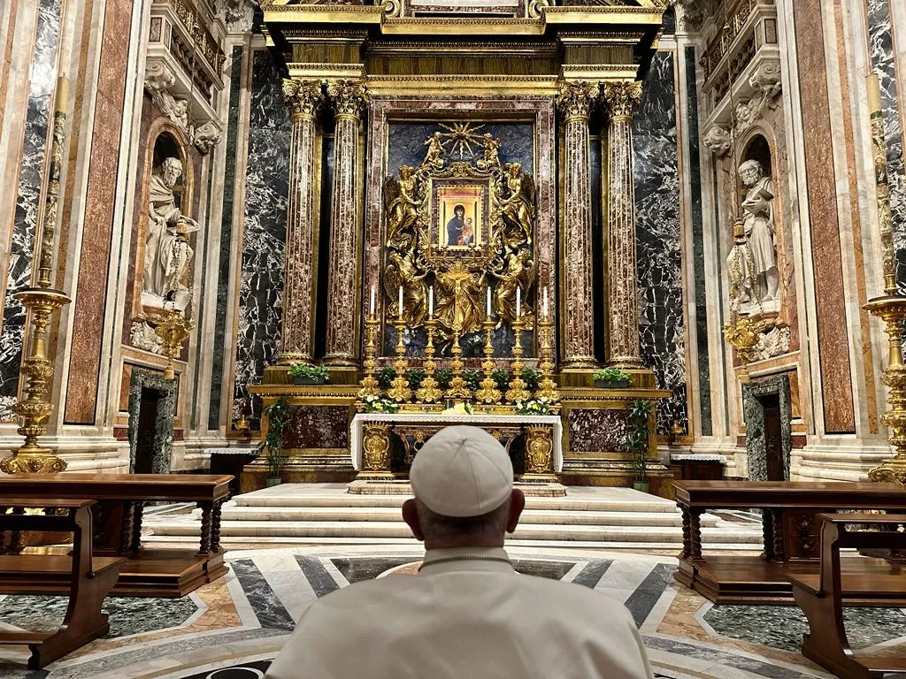 Papa Francisco rezando ante la Salus Populi Romani el 23 de septiembre de 2023?w=200&h=150