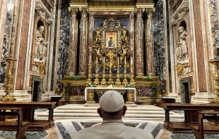 Papa Francisco rezando ante la Salus Populi Romani el 23 de septiembre de 2023 Crédito: Vatican Media