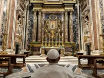 Papa Francisco rezando ante la Salus Populi Romani el 23 de septiembre de 2023