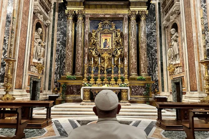 Papa Francisco frente a la Salus Populi Romani