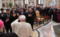 El Papa Francisco recibió en audiencia en el Vaticano a la comunidad del Seminario de Burgos, en España, el 27 de abril de 2024.