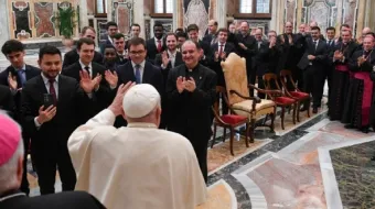 El Papa Francisco recibió en audiencia en el Vaticano a la comunidad del Seminario de Burgos, en España, el 27 de abril de 2024.