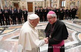 El Papa Francisco recibiendo Arzobispo José Ángel Saiz Meneses y a los seminaristas de Sevilla, el 20 de abril de 2024. Crédito: Vatican Media