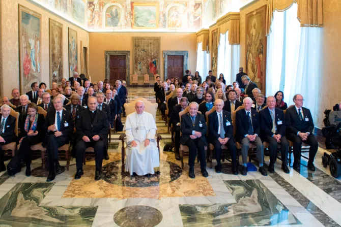 El Papa recuerda a científicos que deben proteger el desarrollo de la persona