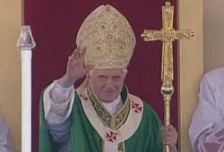 El Papa Benedicto XVI en la Misa en la localidad italiana de Sulmona (foto Radio Vaticano)?w=200&h=150