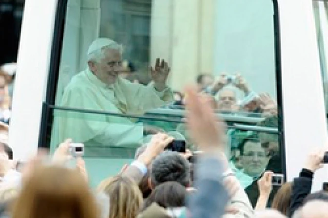 María nos enseña a reconocer en el rostro de Jesús el rostro de Dios, dice Benedicto XVI