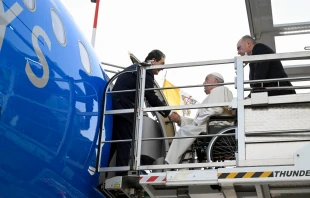 El Papa Francisco llega al avión que le traslada a Córcega Crédito: Vatican media
