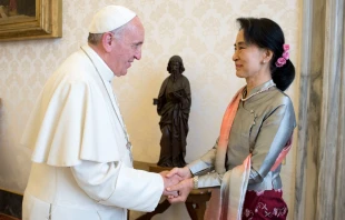 El Papa Francisco con Aung San Suu Kyi en el Vaticano en octubre de 2013 Crédito: Vatican Media