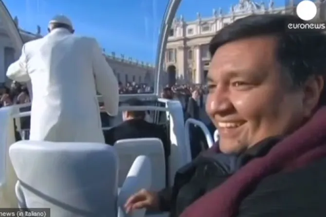 [VIDEO] El Papa Francisco identifica a un amigo entre la multitud y lo invita al papamóvil