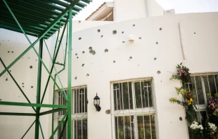 Una pared de la parroquia de la Divina Misericordia antes de la reciente restauración, con las huellas del ataque armado perpetrado por la dictadura de Nicaragua en 2018. Con la restauración esas huellas ya no están. Crédito: Jorge Mejía Peralta vía Flickr (CC BY 2.0)