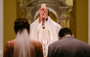 Jesucristo se comprometió con el hombre, de la misma manera en que un matrimonio se hace una sola carne y “aceptan su debilidad, su flaqueza y su pecado por amor”. Crédito: Josh Applegate / Unsplash.