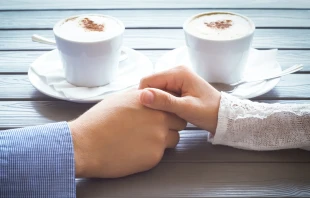 Imagen referencial de pareja de enamorados Crédito: Antonova Tatiana - Shutterstock