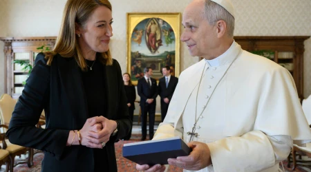 El Papa León XIV junto a Roberta Metsola