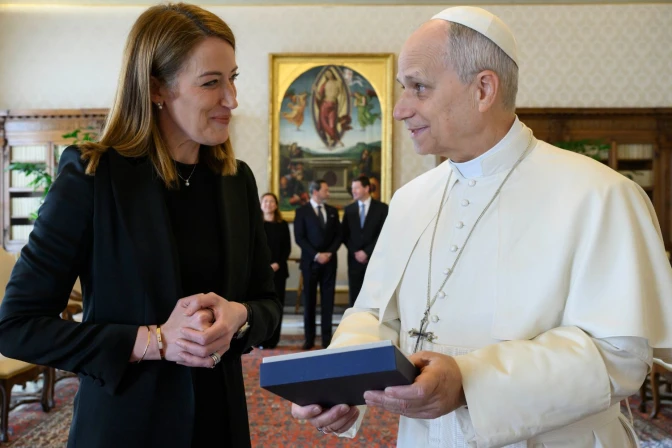 El Papa León XIV junto a Roberta Metsola