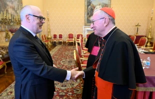 Cardenal Parolin y el presidente de Estonia, Alar Karis, en el Vaticano Crédito: Vatican Media