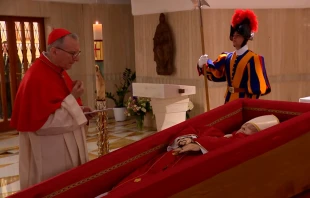 El Cardenal Pietro Parolin, Secretario de Estado, reza ante el féretro del Papa Francisco Crédito: Vatican Media
