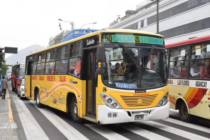 Buses de transporte en Lima, Perú.