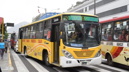 Buses de transporte en Lima, Perú.