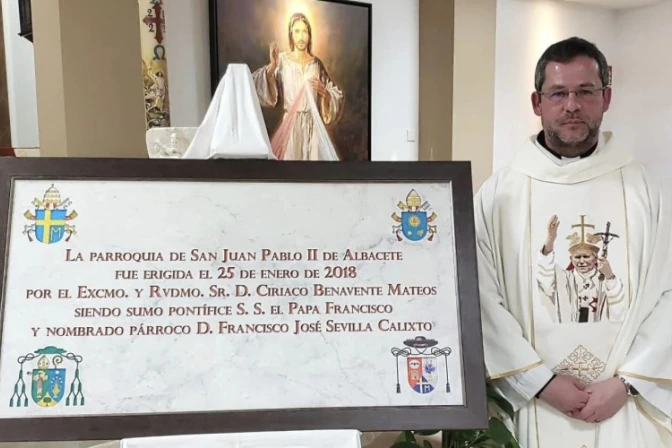 Sacerdote que equipara aborto y genocidio nazi responde a quienes le manipulan