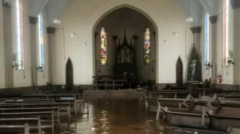 Parte interna inundada de la parroquia Imaculada Conceição, en el barrio de Rio Branco, en el municipio de Canoas (RS).