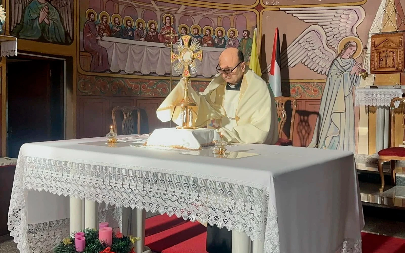 Adoración eucarística en la parroquia de la Sagrada Familia en Gaza, oficiada por el P. Gabriel Romanelli, en diciembre de 2024.?w=200&h=150