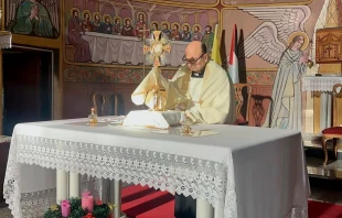 Adoración eucarística en la parroquia de la Sagrada Familia en Gaza, oficiada por el P. Gabriel Romanelli, en diciembre de 2024. Crédito: Cortesía del P. Gabriel Romanelli.