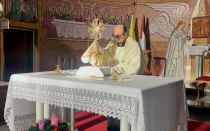 Adoración eucarística en la parroquia de la Sagrada Familia en Gaza, oficiada por el P. Gabriel Romanelli, en diciembre de 2024.