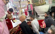 Feligreses heridos reciben la Comunión el tercer domingo de Adviento, el 17 de diciembre de 2023, en la parroquia de la Sagrada Familia en Gaza.