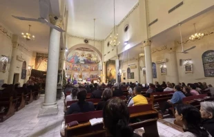 Santa Misa en la Parroquia de la Sagrada Familia en Gaza, oficiada por el párroco, Padre Gabriel Romanelli, durante el Adviento. Diciembre de 2024. Cortesía del Padre Gabriel Romanelli
