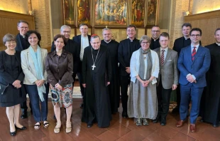 Participantes en encuentros sobre Benedicto XVI en Roma, acompañados por el Cardenal Kurt Koch. Crédito: Cortesía Dra. Esther Gómez.