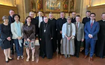 Participantes en encuentros sobre Benedicto XVI en Roma, acompañados por el Cardenal Kurt Koch.