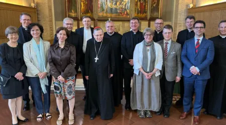 Participantes en encuentros sobre Benedicto XVI en Roma.