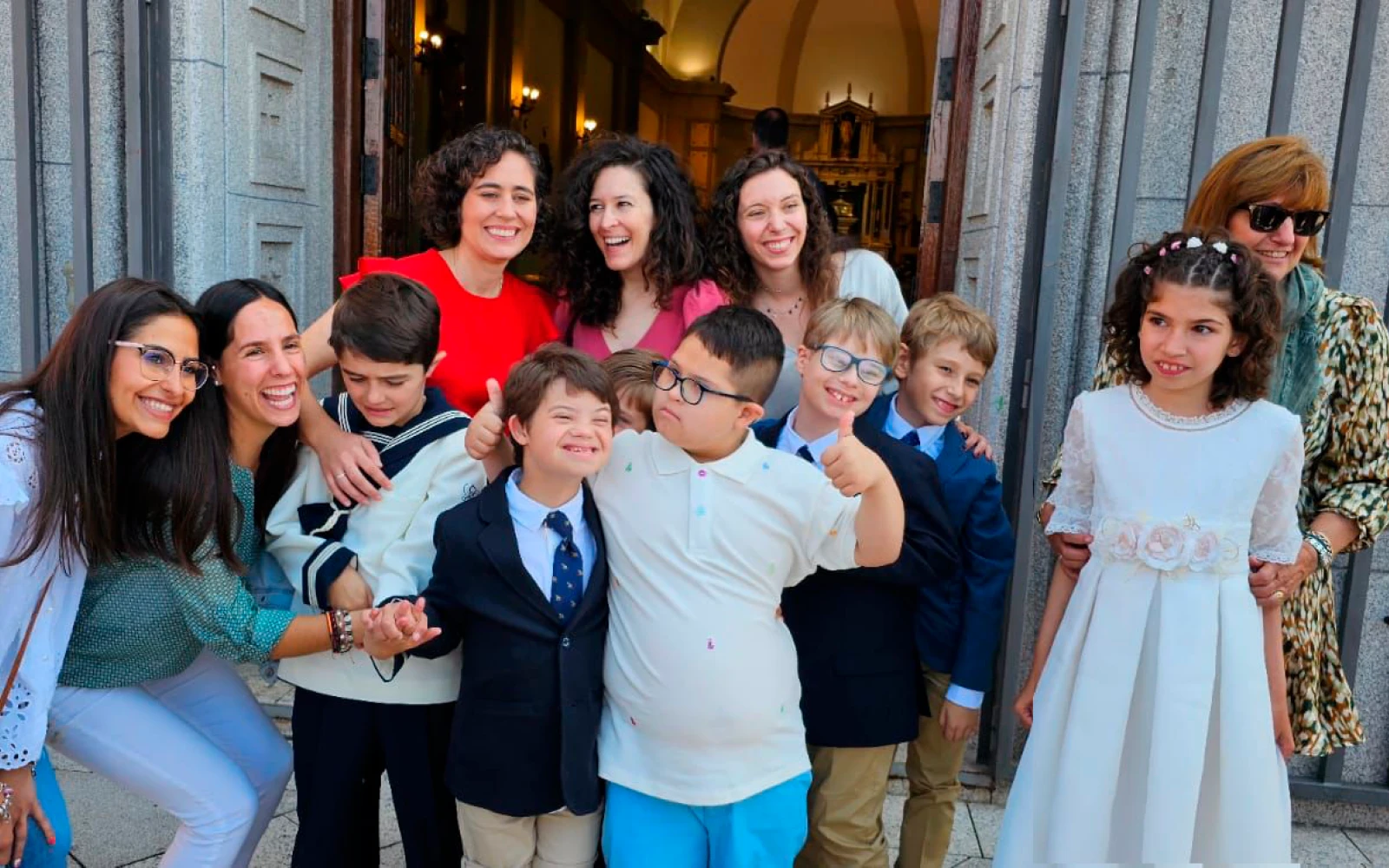 El equipo de Pastoral de la Fundación Gil Gayarre, junto a un grupo de Primera Comunión en el año 2023.?w=200&h=150