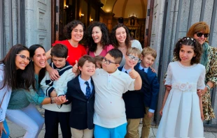 El equipo de Pastoral de la Fundación Gil Gayarre, junto a un grupo de Primera Comunión en el año 2023. Crédito: Fundación Gil Gayarre.