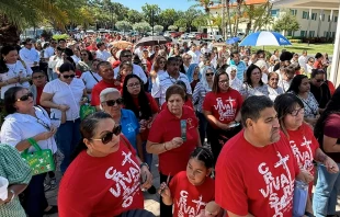 Miembros de la comunidad hispana de Palm Beach participan de la primera peregrinación celebrada en agosto de 2025. Crédito: Oficina de Pastoral Hispana de la Diócesis de Palm Beach.
