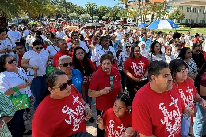 Miembros de la comunidad hispana de Palm Beach participan de la primera peregrinación celebrada en agosto de 2025.