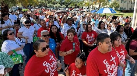 Miembros de la comunidad hispana de Palm Beach participan de la primera peregrinación celebrada en agosto de 2025.