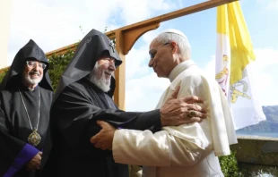 El Papa León XIV se reúne con el Catholicós Karekin II, patriarca de la Iglesia Apostólica Armenia, en Villa Barberini,Castel Gandolfo, Italia, el martes 16 de septiembre de 2025. Crédito: Vatican Media