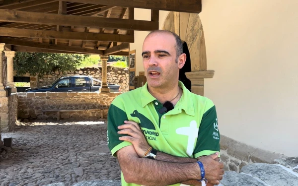 El P. Daniel Rojo, ataviado con el polo de voluntario de la JMJ Madrid 2011. Crédito: Nicolás de Cárdenas / ACI Prensa.