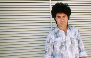 Pedro Almodóvar en los años 80 del siglo XX. Crédito: Gorupdebesanez  (CC BY-SA 3.0)