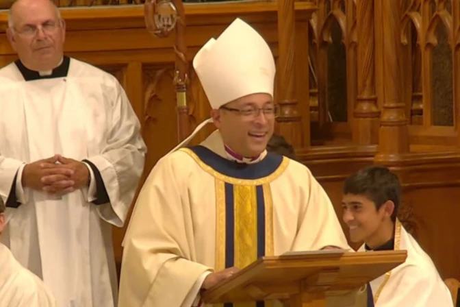 Mons. Pedro Bismarck Chau en la Misa de su consagración episcopal como nuevo Obispo Auxiliar de Newark (EE.UU.)