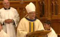 Mons. Pedro Bismarck Chau en la Misa de su consagración episcopal como nuevo Obispo Auxiliar de Newark (EE.UU.)