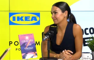 La popular presentadora de televisión en España, Cristina Pedroche. Crédito: Captura YouTube / Poco se habla.